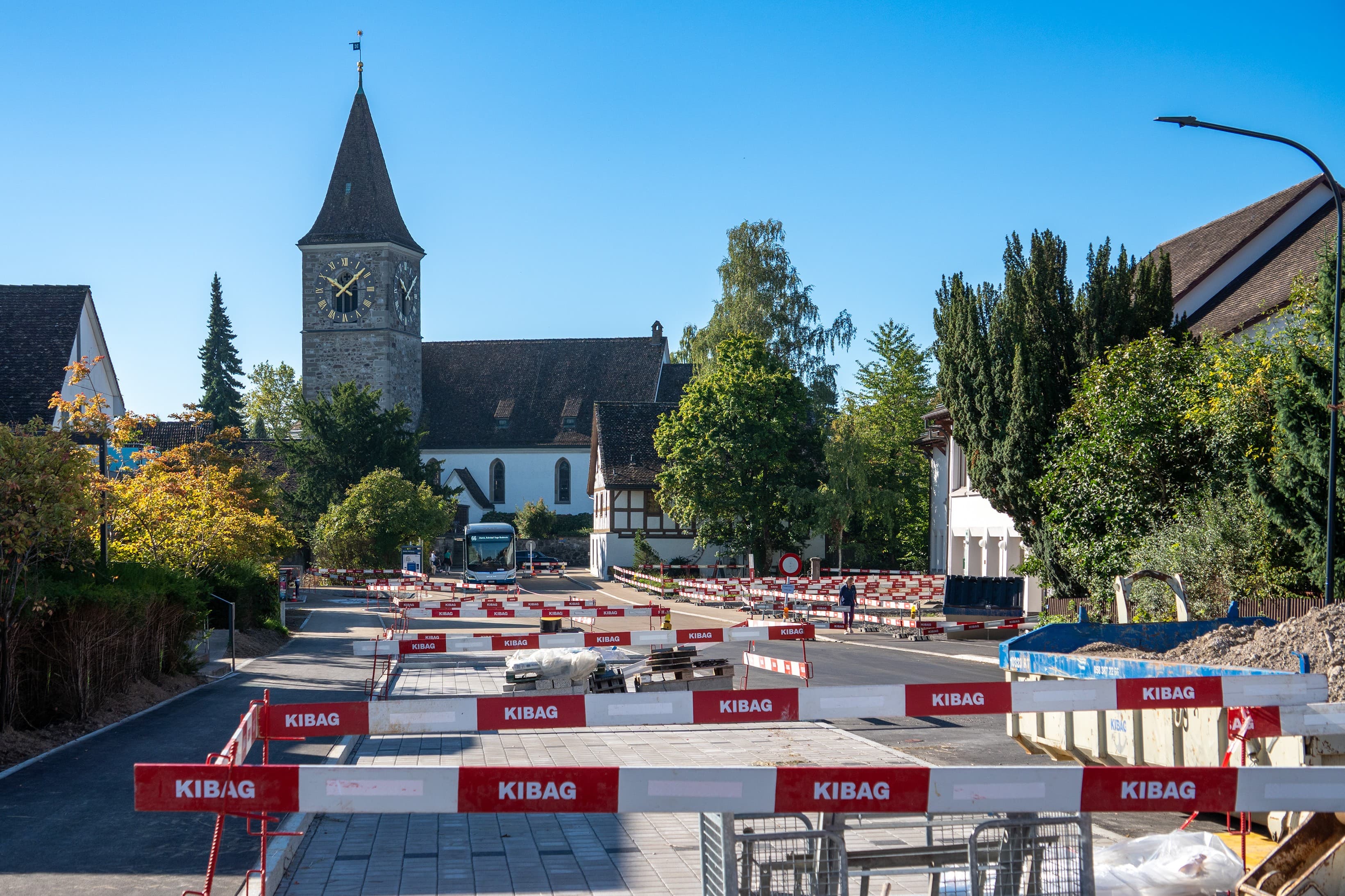 Auf diesem Abschnitt der Dorfstrasse ist ab nächster Woche für Fussgängerinnen und Fussgänger kein Durchkommen mehr.