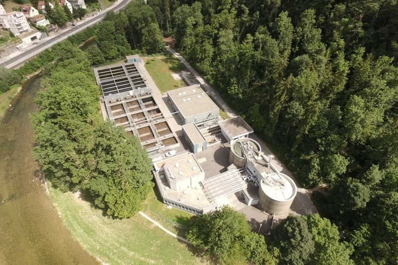 Bau und Unterhalt der Kanalisation, sowie die Abwasserreinigung (im Bild die ARA Sihltal) sind teuer. Deshalb steigen in Adliswil die Gebühren dafür stark an.
