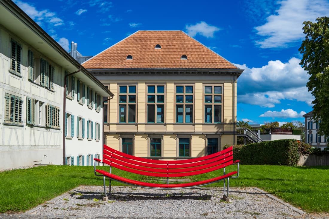 Bank vor Thalwil Gemeindehaus