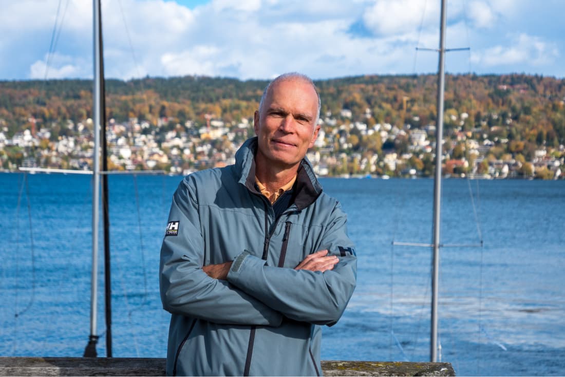 Paul Frey vor dem Zürichsee in Rüschlikon