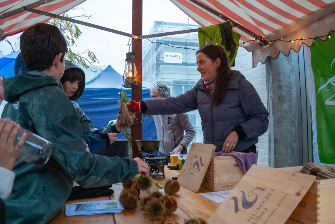 Gemeinderätin Elena Michel betreute an der Chilbi den Marroni-Stand der Grünen Partei.