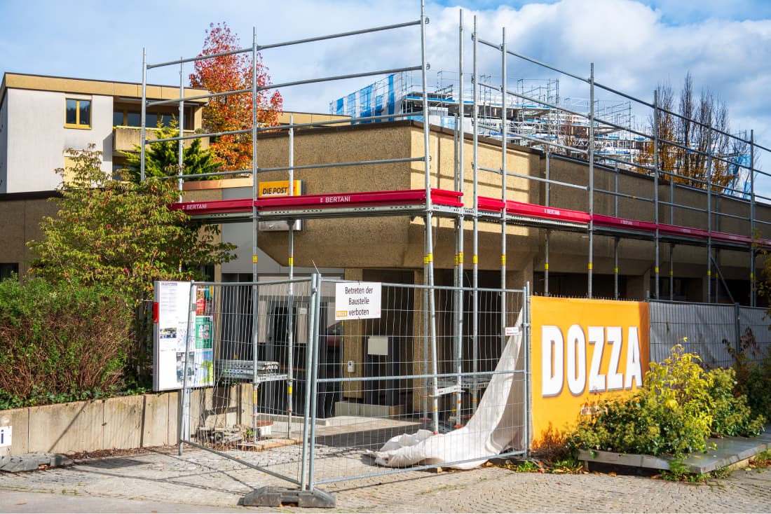 In der umgebauten Postfiliale beim Bahnhof gibt es nun auch einen Paketautomaten, an dem Pakete selbständig aufgegeben werden können.