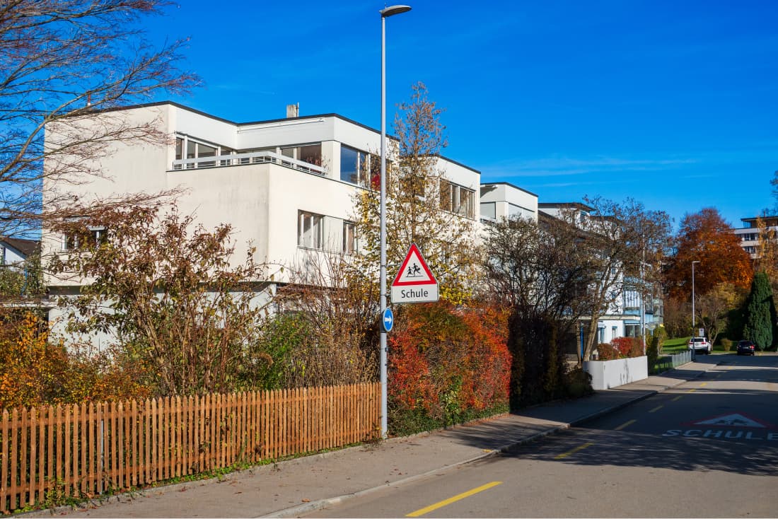 Die Stadt Adliswil vergibt die Parzelle am Feldweg 8 für mindestens 60 Jahre im Baurecht.