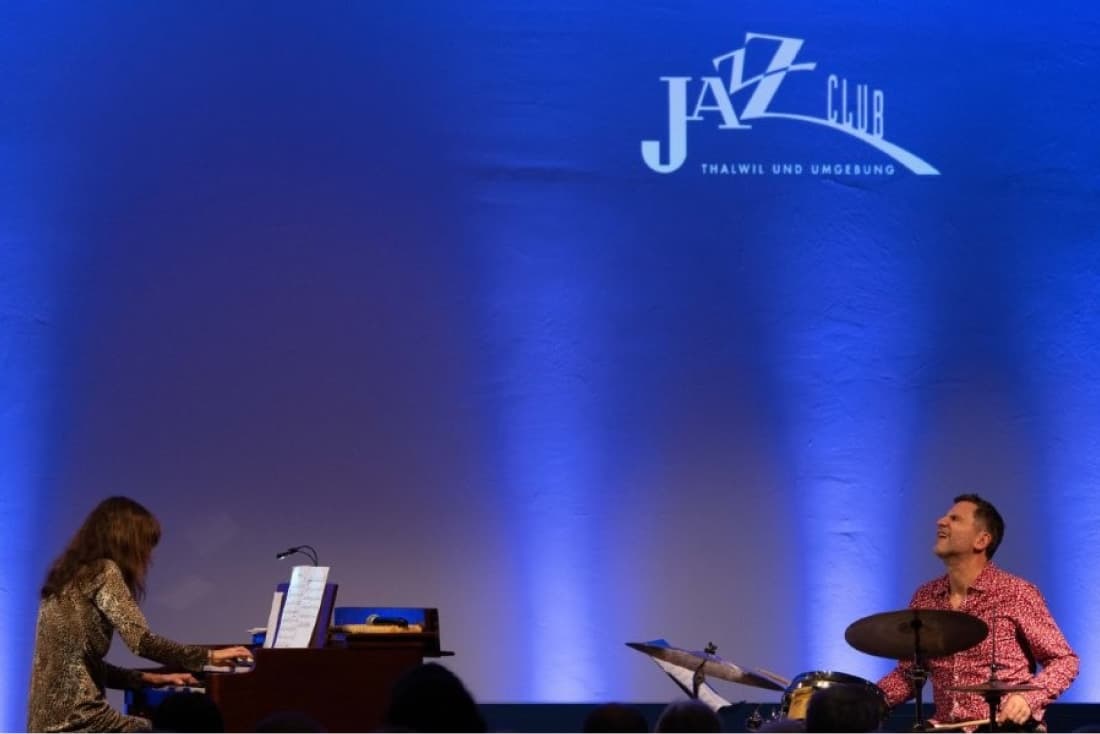 Barbara Dennerlein begeisterte gemeinsam mit Schlagzeuger Pius Baschnagel das Publikum im ausverkauften Forum-saal.