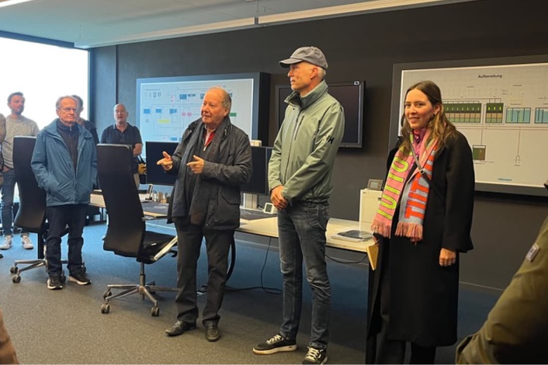 Elena Michel (rechts), Paul Frey (weiter von rechts) und Bernhard Elsener (dritter von rechts) begrüssen die Teilnehmenden in der Steuerzentrale des Seewasserwerks TRKL.