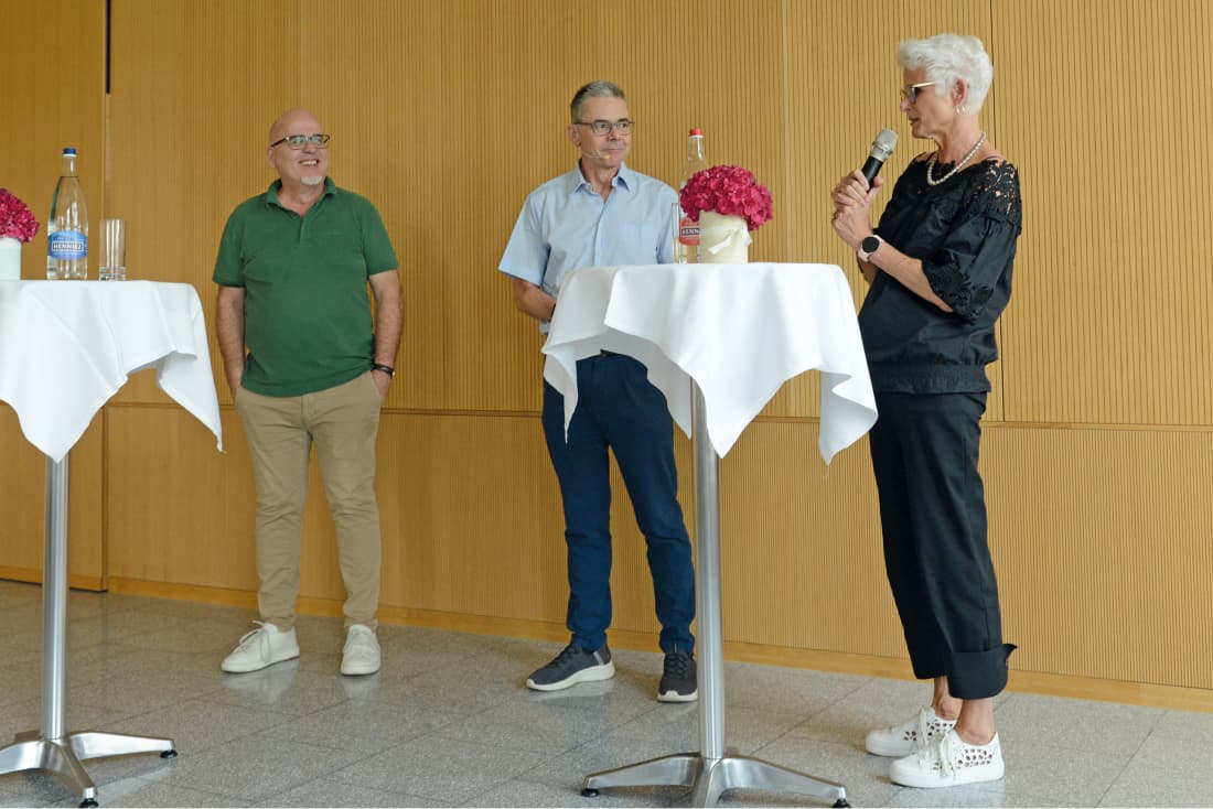 Stiftungsratspräsidentin des Abegg Huus und Gemeinderätin Nadja Fossati begrüsst bei einem Apéro Talk den Autor Bernhard Schneider (Mitte) und den Rüschliker Gemeindeschreiber Benno Albisser.