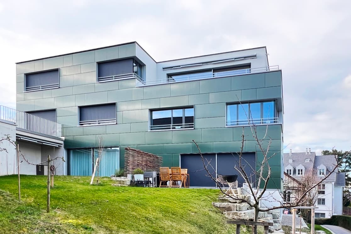 Die Fassade und das Dach sind mit Solarmodulen verkleidet.