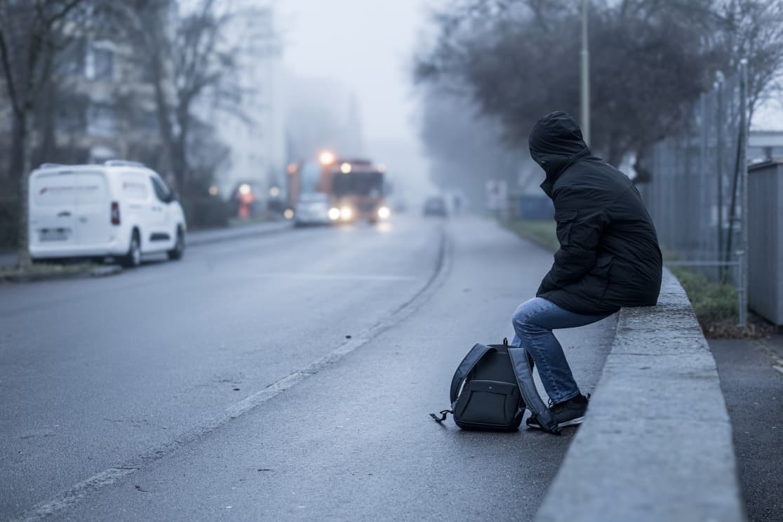 Schulabsentismus: Wenn Kinder nicht in die Schule wollen, können Konflikte, Mobbing oder Leistungsdruck eine Rolle spielen.