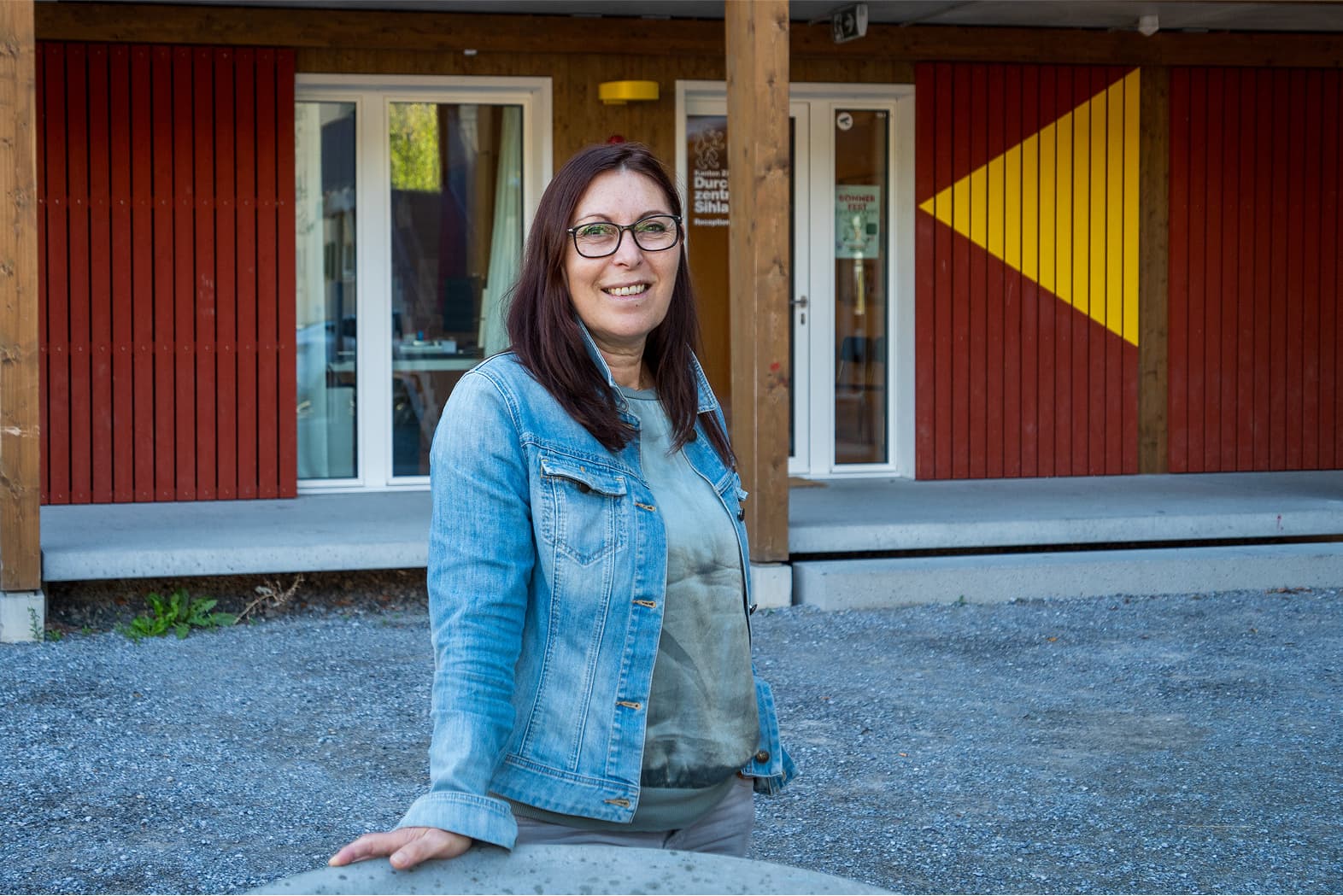 Luzia Maria Scherrer vor dem Durchgangszentrum Adliswil