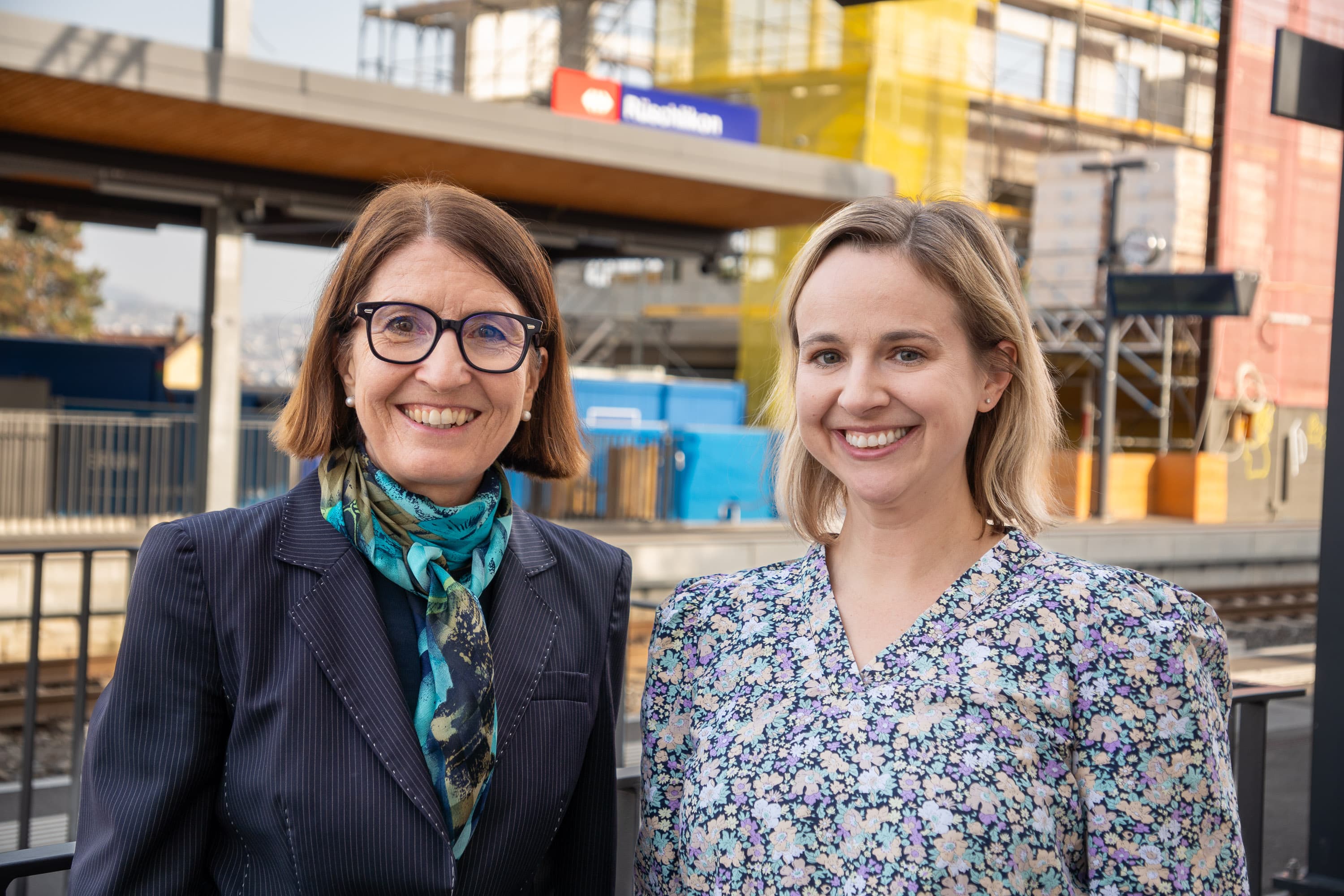 Christina Spoerry (links) und Seraina Rüegger freuen sich über ihre Wahl nach einem intensiven und emotionalen Wahlkampf.